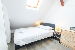 Een strijkplank/strijkijzer, internet, beddengoed