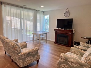 Smart TV, fireplace, books - Beautiful lakeside retreat,close to SeaTac Airport,pet friendly,EV charging,WiFi (Federal Way)
