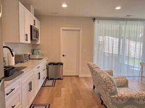 Fridge, microwave, stovetop, coffee/tea maker - Beautiful lakeside retreat,close to SeaTac Airport,pet friendly,EV charging,WiFi (Federal Way)