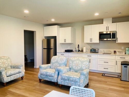 Beautiful lakeside retreat,close to SeaTac Airport,pet friendly,EV charging,WiFi