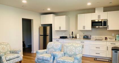 Beautiful lakeside retreat,close to SeaTac Airport,pet friendly,EV charging,WiFi