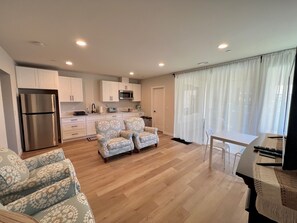 Smart TV, fireplace, books - Beautiful lakeside retreat,close to SeaTac Airport,pet friendly,EV charging,WiFi (Federal Way)