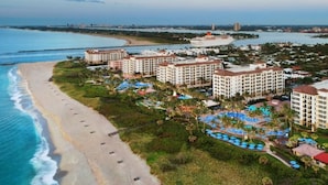 Ein Küstenresort mit Strandhotels, einem Poolbereich und einem Strand.