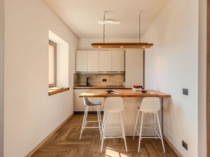 Jääkaappi, mikroaaltouuni, uuni, astianpesukone