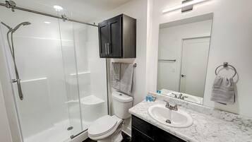 Een douche, een haardroger, handdoeken, zeep