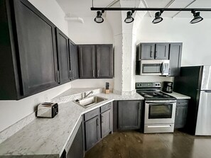 Een koelkast, een microgolfoven, een oven, een kookplaat