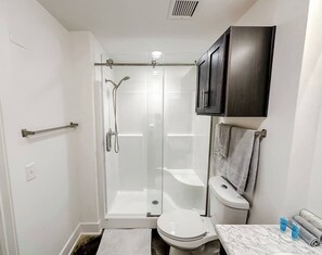 Een douche, een haardroger, handdoeken, zeep