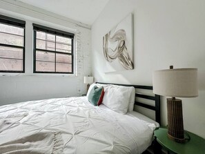 Een bureau, een strijkplank/strijkijzer, gratis wifi, beddengoed