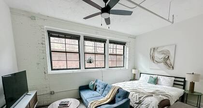 Sleepover | Beautiful Studio + Parking - Wichita