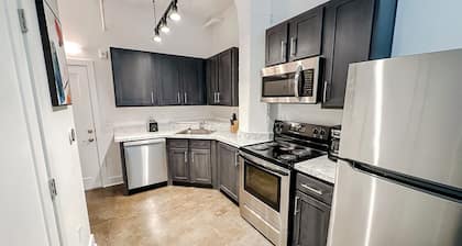 Sleepover: Beautiful Studio + Parking - Wichita