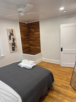 4 bedrooms, iron/ironing board, WiFi, bed sheets