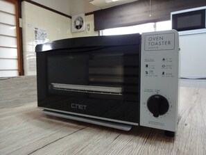 Un four grille-pain de la marque CNET, doté d’un écran numérique et d’un bouton de réglage du minuteur.