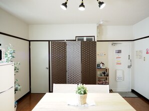 Desk, blackout curtains, soundproofing, free WiFi - Living CUBE Beppu Station (Beppu)