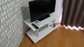 Basic-Apartment | Wohnbereich | Flachbildfernseher