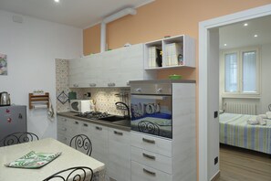 Kylskåp, mikrovågsugn, ugn och spishäll