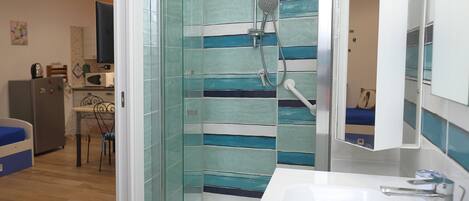 Een douche, een haardroger, een bidet