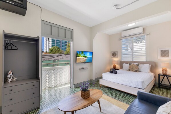 Iron/ironing board, bed sheets