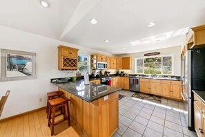 Fridge, microwave, oven, stovetop - Donner Vistas: Beautiful Views, Weber BBQ, Games (Truckee)