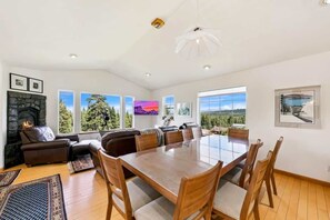 Interior - Donner Vistas: Beautiful Views, Weber BBQ, Games (Truckee)