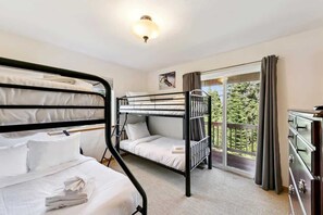 4 slaapkamers, een strijkplank/strijkijzer, reisbedje, gratis wifi