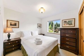 4 bedrooms, iron/ironing board, travel cot, free WiFi - Donner Vistas: Beautiful Views, Weber BBQ, Games (Truckee)
