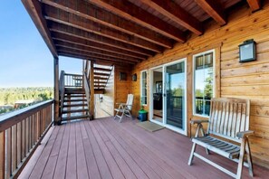 Terrace/patio - Donner Vistas: Beautiful Views, Weber BBQ, Games (Truckee)