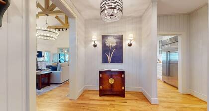 Sevenoaks Cottage | Luxury Home With Screened Porch & Beautiful Views
