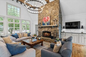 TV, fireplace - Luxury Home. Blue Valley Views. Extraordinary  Attention to Detail | Sevenoaks Cottage (Highlands)