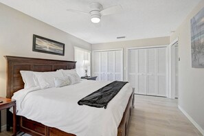 2 bedrooms, desk, WiFi