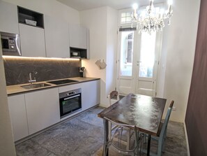 Fridge, microwave, oven, cookware/dishes/utensils