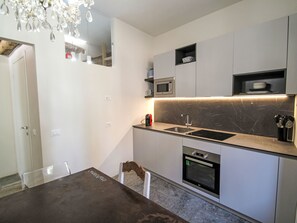 Kylskåp, mikrovågsugn, ugn och grytor/köksredskap