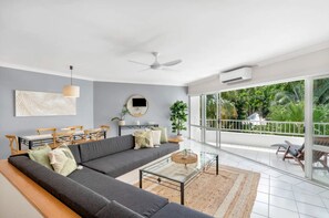 Smart TV - Alamanda - Suite 43 Beachfront Accomodation| Pools, Hot Tub & Beachside Bliss (Palm Cove)