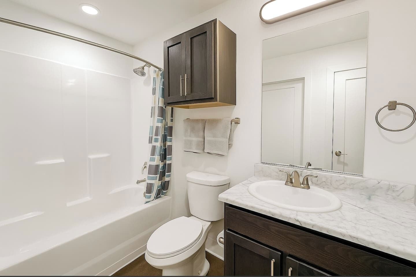 Sèche-cheveux, serviettes fournies, savon, shampoing