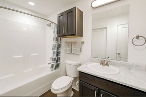 Een haardroger, handdoeken, zeep, shampoo