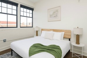 Een bureau, een strijkplank/strijkijzer, gratis wifi, beddengoed