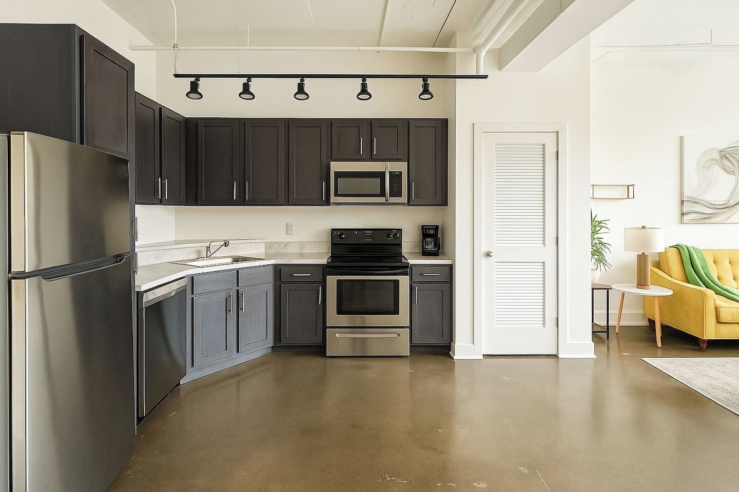 雪櫃、微波爐、焗爐、爐具