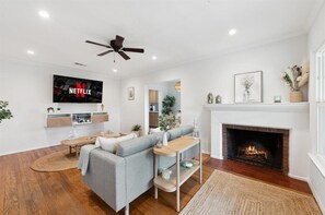 Téléviseur connecté, foyer, jeux vidéo, lecteur de DVD