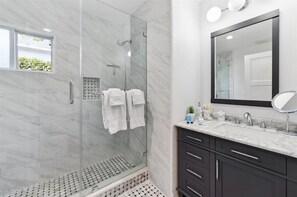 Regadera, amenidades de baño ecológicas, secadora de cabello, toallas