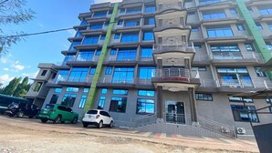 A multi-story hotel with a central entrance and balconies. - Gombe Park Hotel (Morogoro)