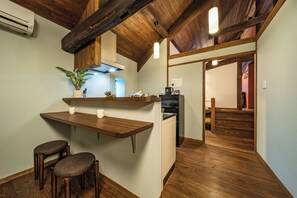 Apartemen Basic, Bebas Asap Rokok | Dapur pribadi | Lemari es besar, microwave, kompor, dan peralatan masak/sendok-piring