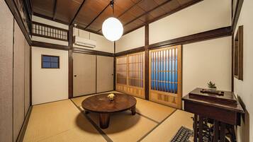 Apartamento básico, para não fumantes | Escrivaninha, espaço de trabalho para notebook, cortinas blackout