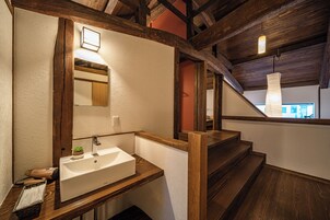 Bañera y ducha independientes, artículos de tocador gratuitos