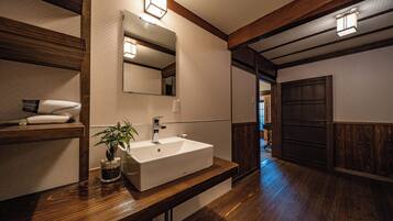 Eenvoudig appartement, niet-roken | Badkamer | Een aparte badkuip en douche, gratis toiletartikelen, een haardroger