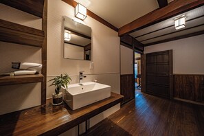 Apartemen Basic, Bebas Asap Rokok | Kamar mandi | Bathtub dan shower terpisah dan perlengkapan mandi gratis