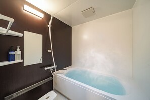 Leilighet – basic, ikke-røyk | Bad | Separat badekar og dusj, toalettartikler (inkludert), hårføner og tøfler