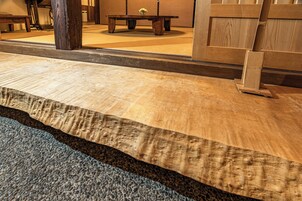 Escritorio, espacio para trabajar con laptop y cortinas blackout 