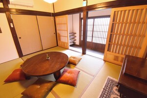 Escritorio, espacio para trabajar con laptop y cortinas blackout 