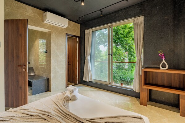 Deluxe kamer, balkon, uitzicht op de stad | Verduisterende gordijnen, een strijkplank/strijkijzer, gratis wifi