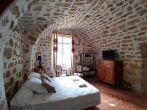 10 bedrooms, iron/ironing board, WiFi, bed sheets