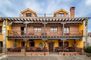 Un bâtiment à deux étages sur lequel on peut lire l’inscription « POSADA EL ACEBO ».